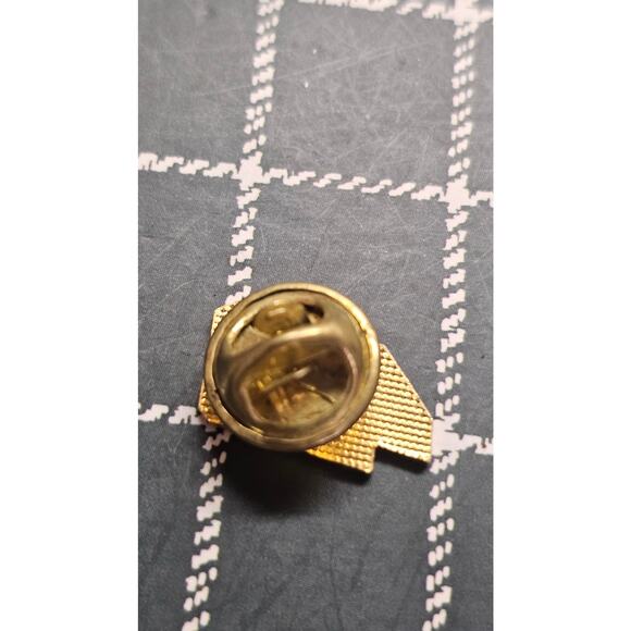 Vintage NASCAR Number 43 Pin W6 - Picture 2 of 2